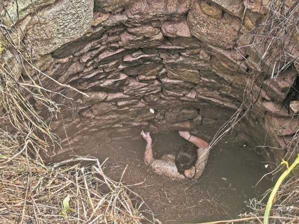 升富策略 女子坠井陷“54小时噩梦”：几条蛇缠身，又冷又饿还骨折！靠一个信念活下来